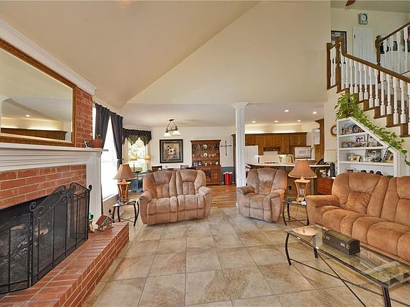 4th image of 1920 Oak Creek Dr