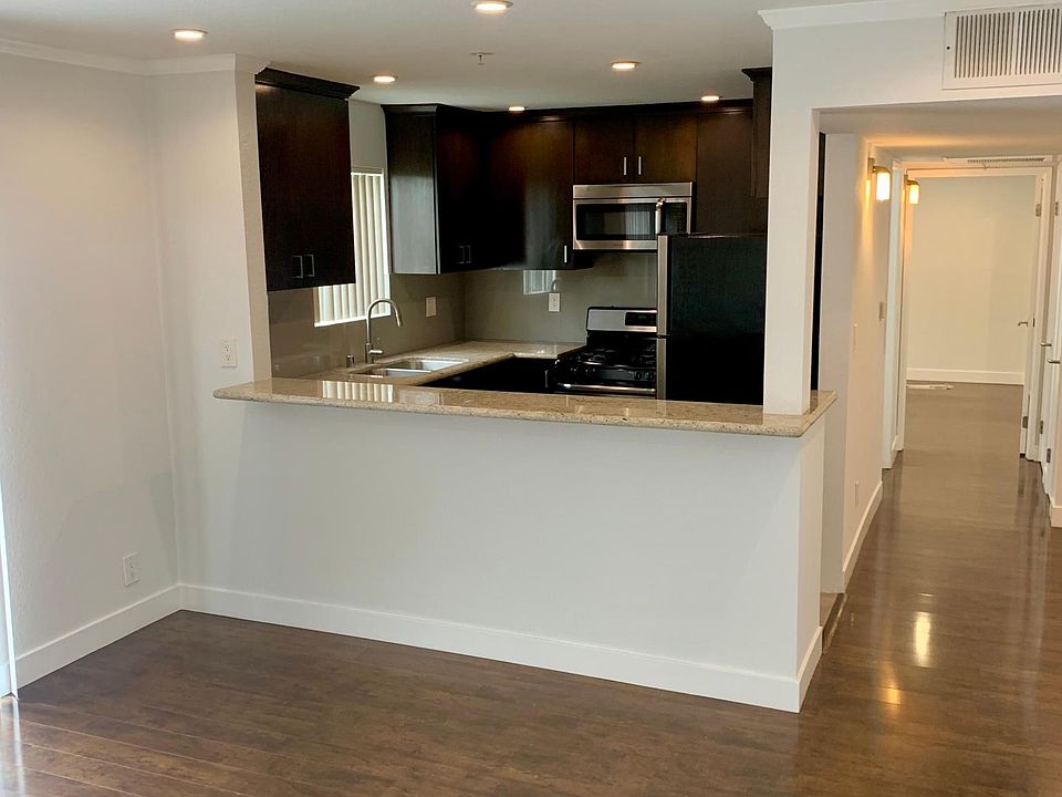 Upgraded Kitchen - Stainless Steel Appliances, Custom Cabinets and Granite Counters