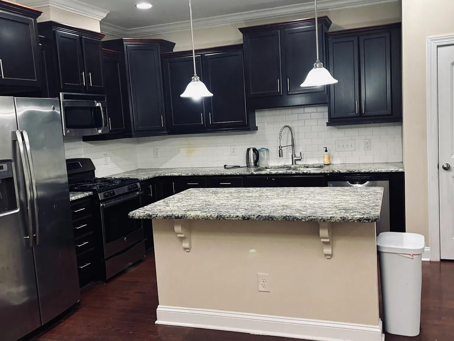 4 bed, 3.5 bath, 2392 sqft, $2,400 — Photo 4