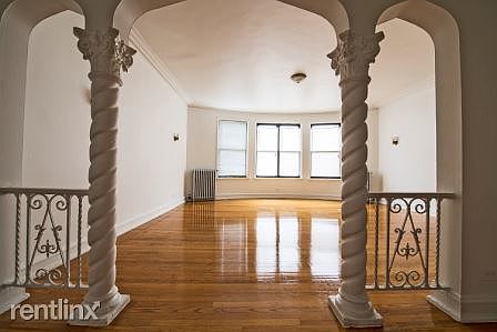 654 N Pine Ave Apartments Chicago Living Room_1