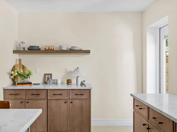 493 Hancock Street image 11 of 25