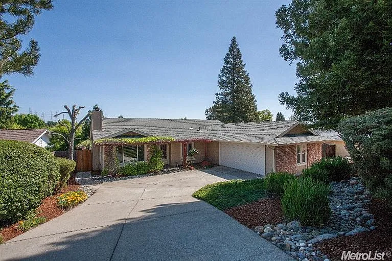 530 Flower Dr photo 1