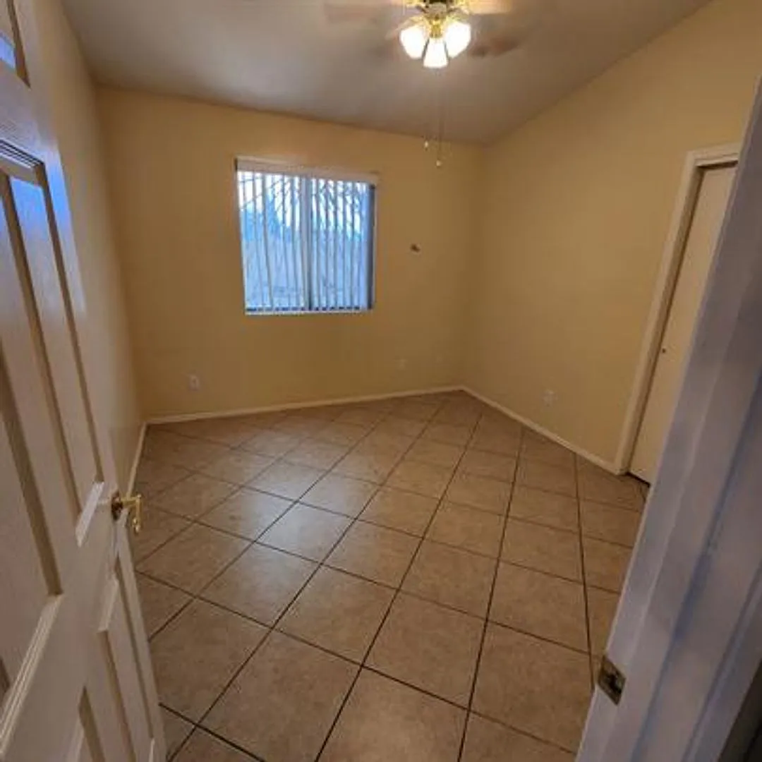 Great 4-Bedroom Home with 3-Car Garage and Large Backyard — Photo 4