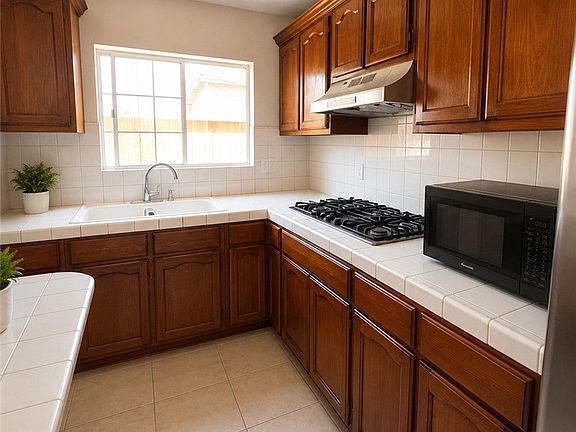 5th image of 815 E 109th St