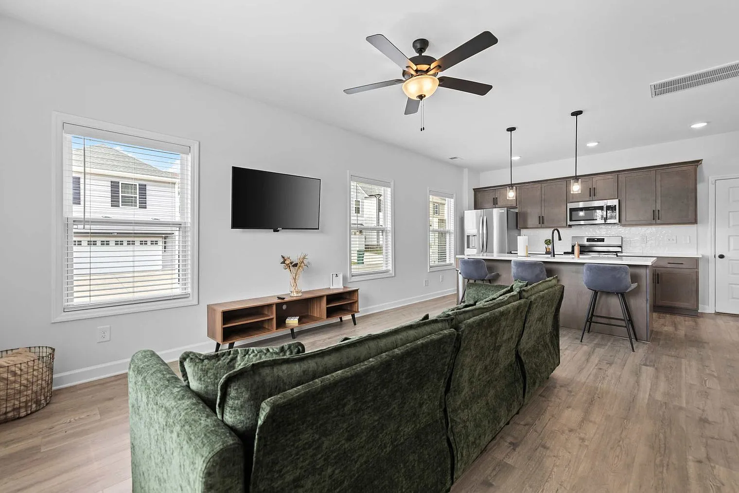 3 bed, 2.0 bath, 1323 sqft, $3,520 — Photo 1
