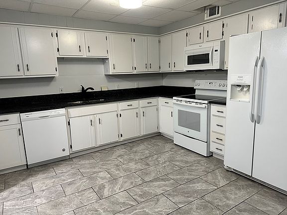 5th image of 236 Logan Cir