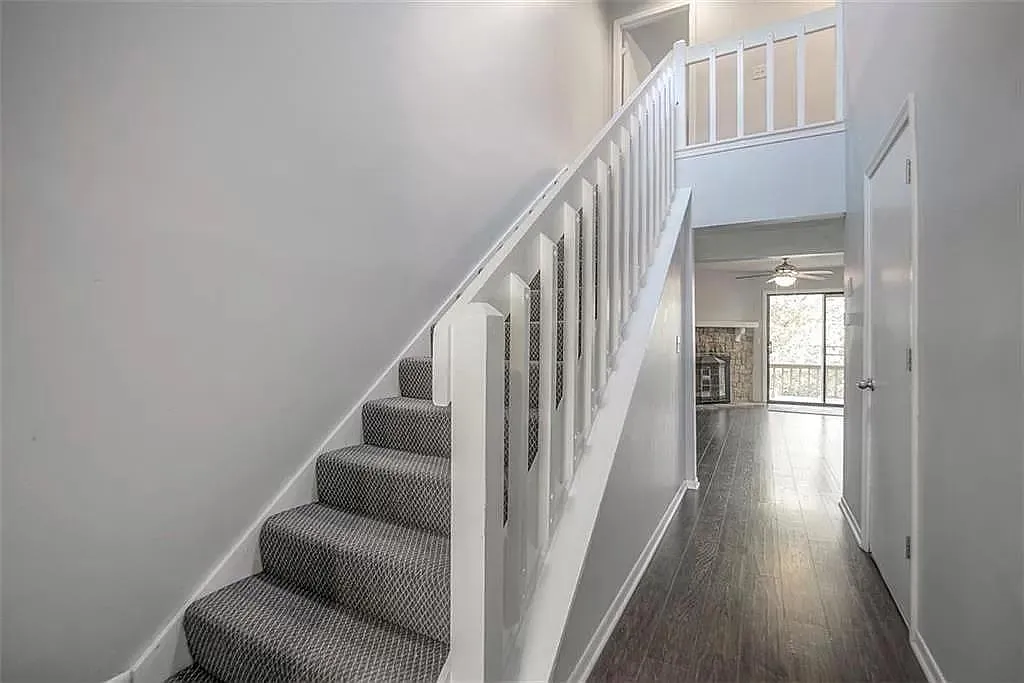 2 bed, 1.5 bath, 1121 sqft, $1,600 — Photo 2