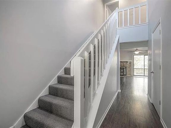 2nd image of 1922 W Lawrence Ct