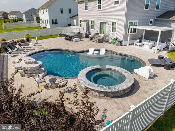 636 Spring Hollow Dr, Middletown, DE 19709