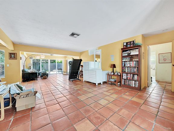 5th image of 2548 Middle River Drive