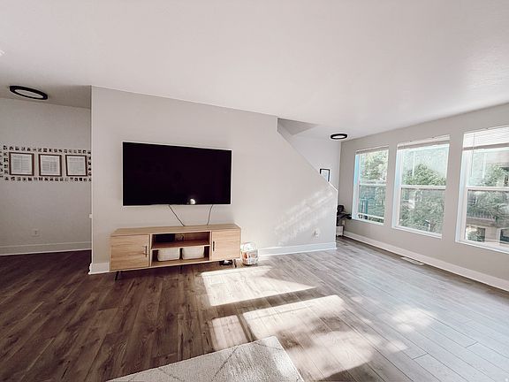 4th image of 736 W Kirkbride Ave