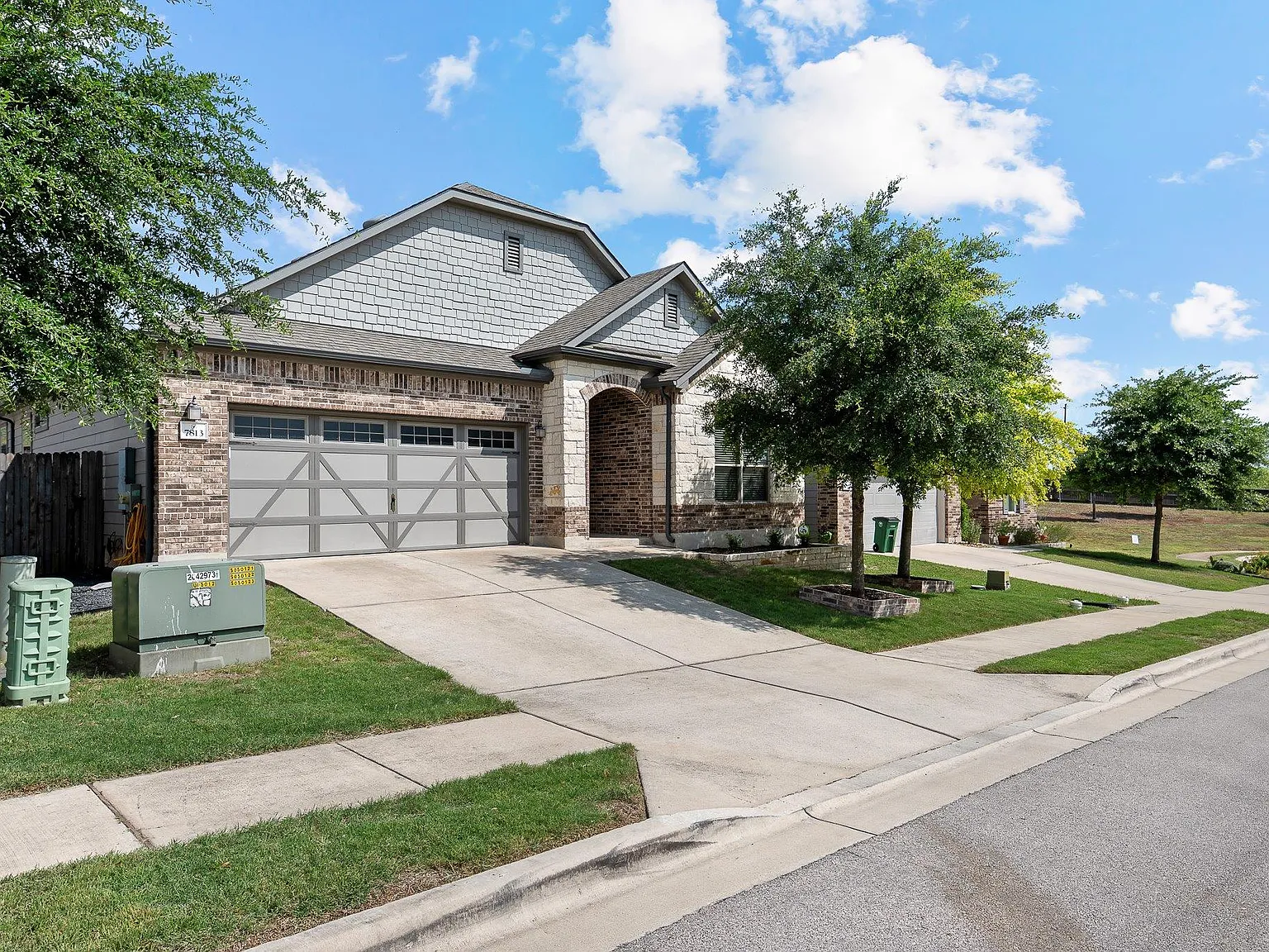3 bed, 2.0 bath, 1983 sqft, $2,495 — Photo 2