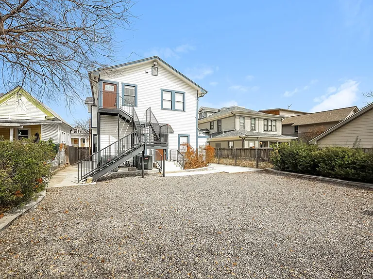 120 E Magnolia — Photo 30