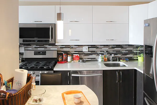 Sold by Thomas Lipovetsky, LREB | media 23