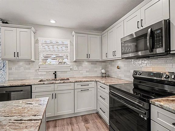 5th image of 410 E Henry St