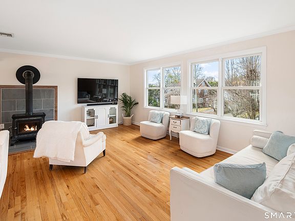 5th image of 22 Auldwood Road