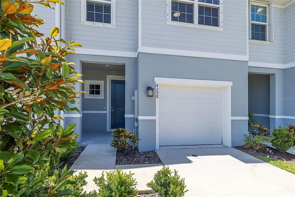 3 bed, 2.5 bath, 1674 sqft, $1,995 — Photo 2
