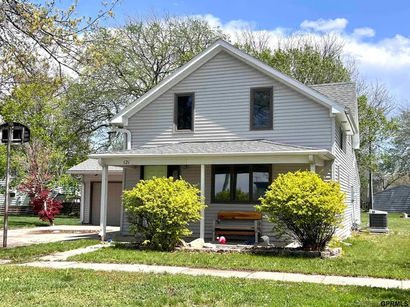 121 S 12th St, Geneva, NE 68361