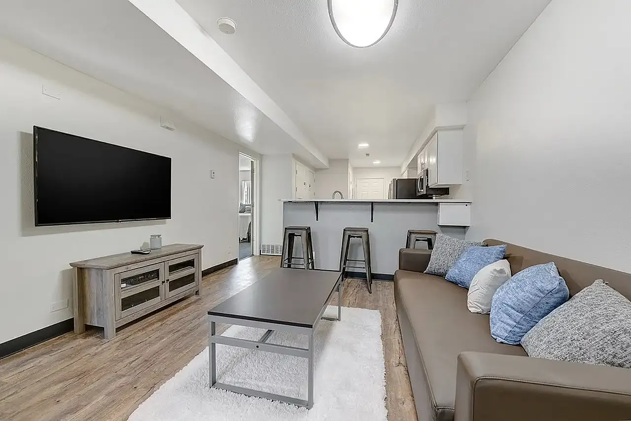 5 bed, 1628 sqft, $3,300 — Photo 3