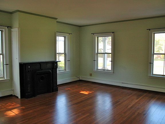 Family Room w/ 10' Ceiling