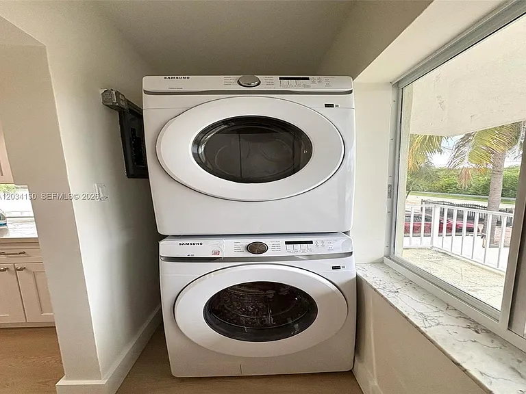 136 Marina Ave — Photo 6