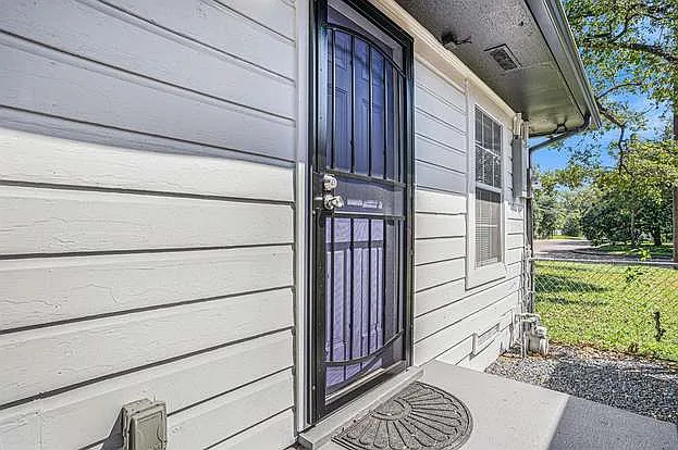 2533 Warren Ave — Photo 73