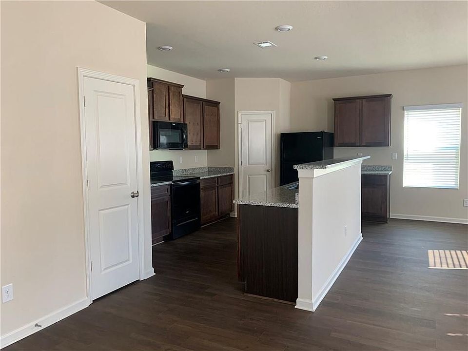 2nd image of 960 Walnut Creek Cir