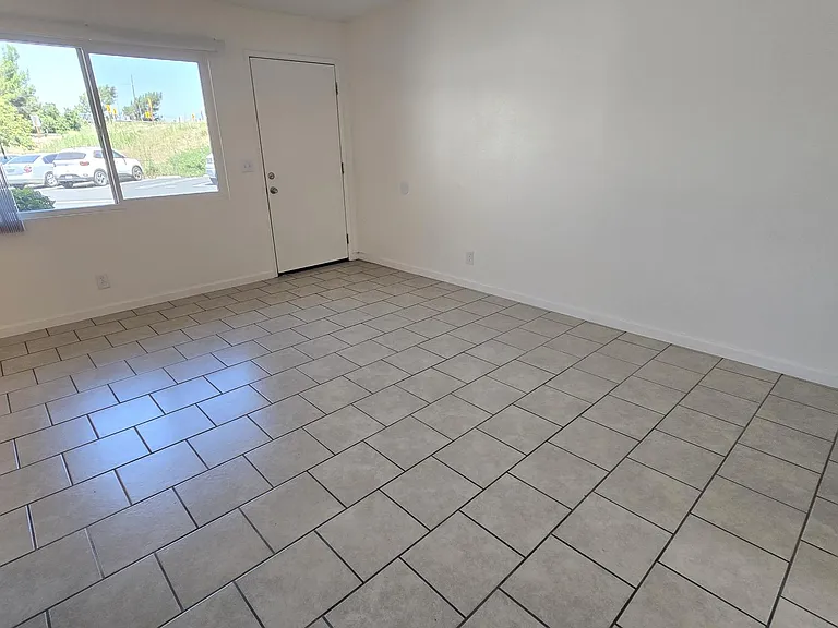 Living room with tiled floors (No Carpet)