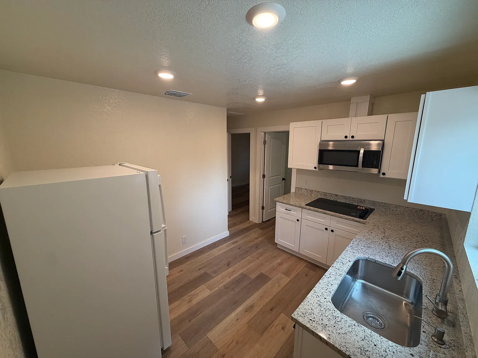 2047 W Laurel — Photo 4