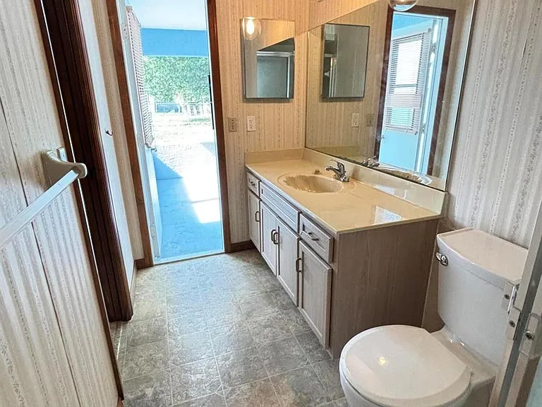 337 NW Tyler Ave — Photo 15