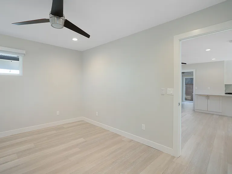1056 1/2 Emory St — Photo 16