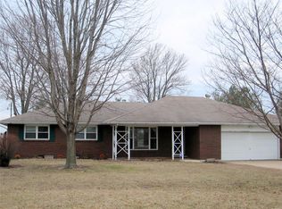 350 Collins Dr, Wood River, IL 62095