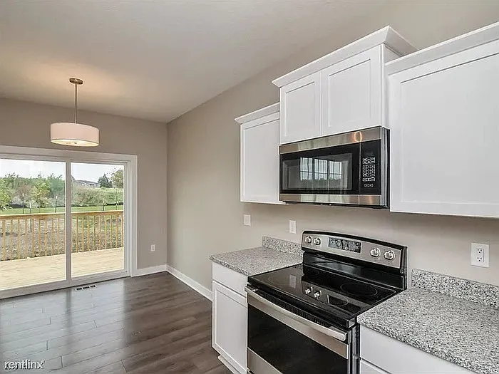 3 bed, 2.5 bath, 1550 sqft, $1,900 — Photo 2