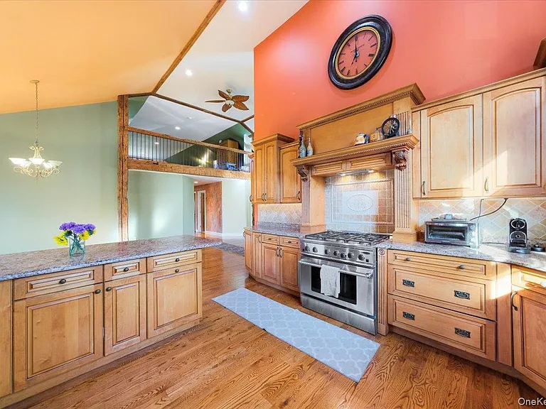 1403 Kings Hwy — Photo 10