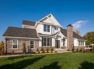 2 Hillyer Ln, Newtown, PA 18940