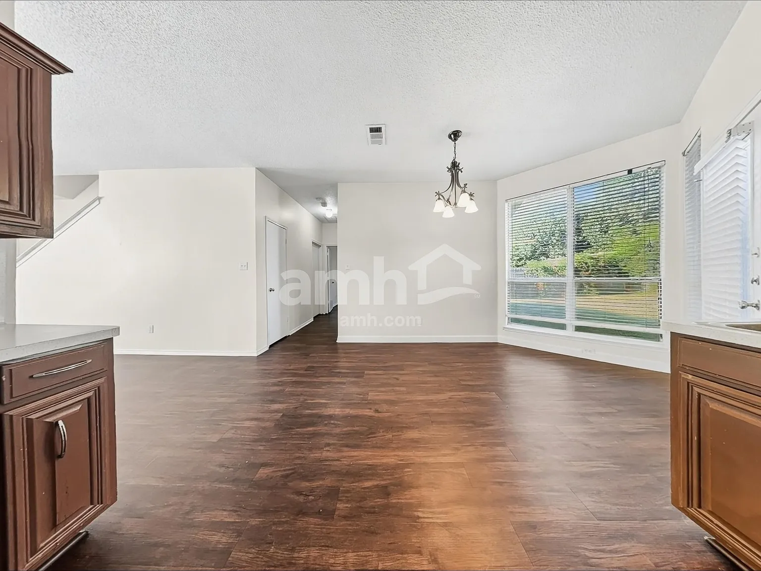 3 bed, 2.5 bath, 1730 sqft, $2,160 — Photo 4