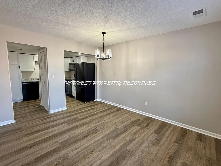 945 NW Colbern Rd — Photo 4