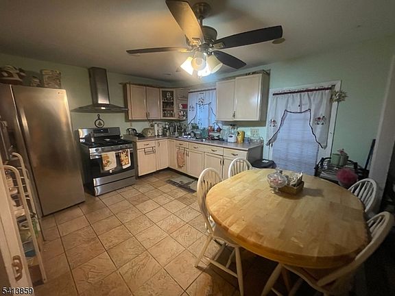 4th image of 25 Ward St