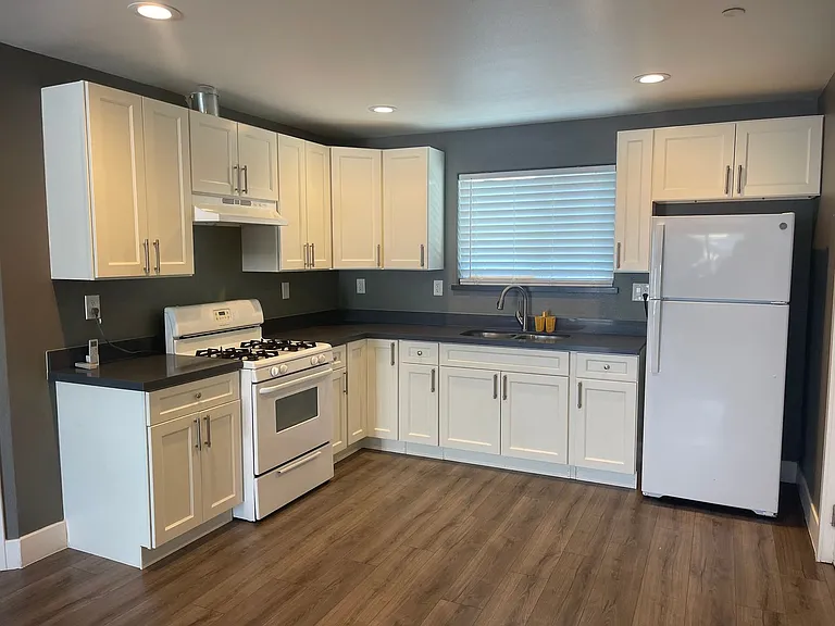 1526 N Sierra Nevada St — Photo 11
