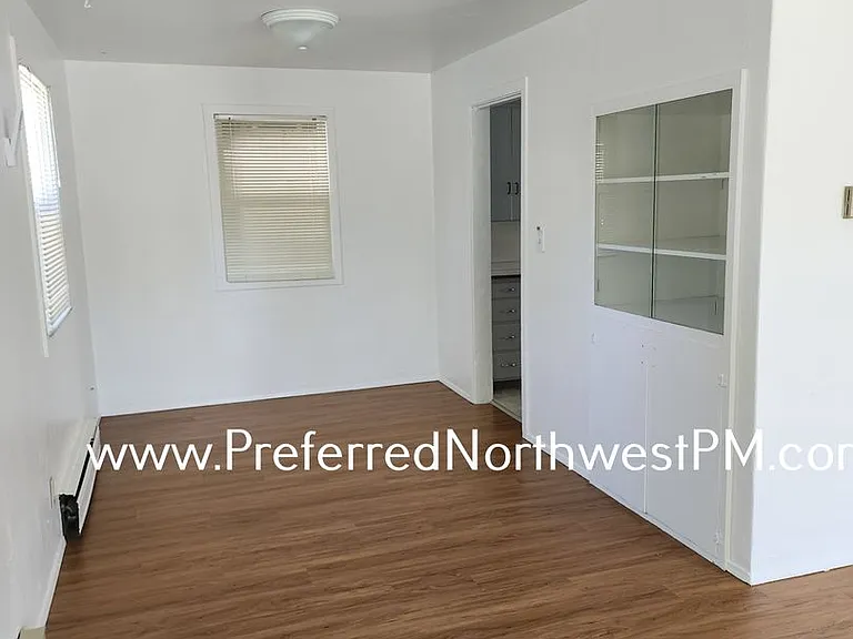1059 4th St #1/2 — Photo 3