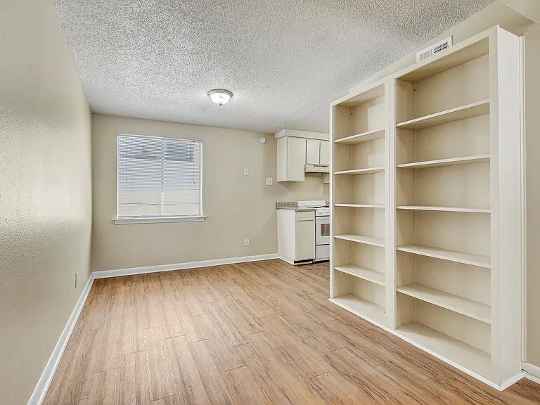 2408 Longview St #211 — Photo 4
