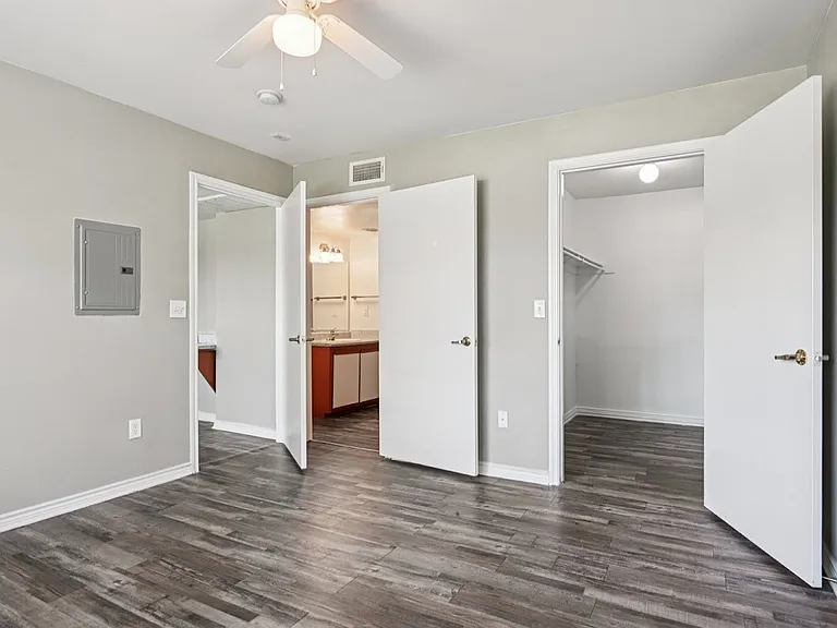 Timber Oaks Apartments — Photo 9