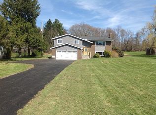 10981 Auburn Rd, Chardon, OH 44024