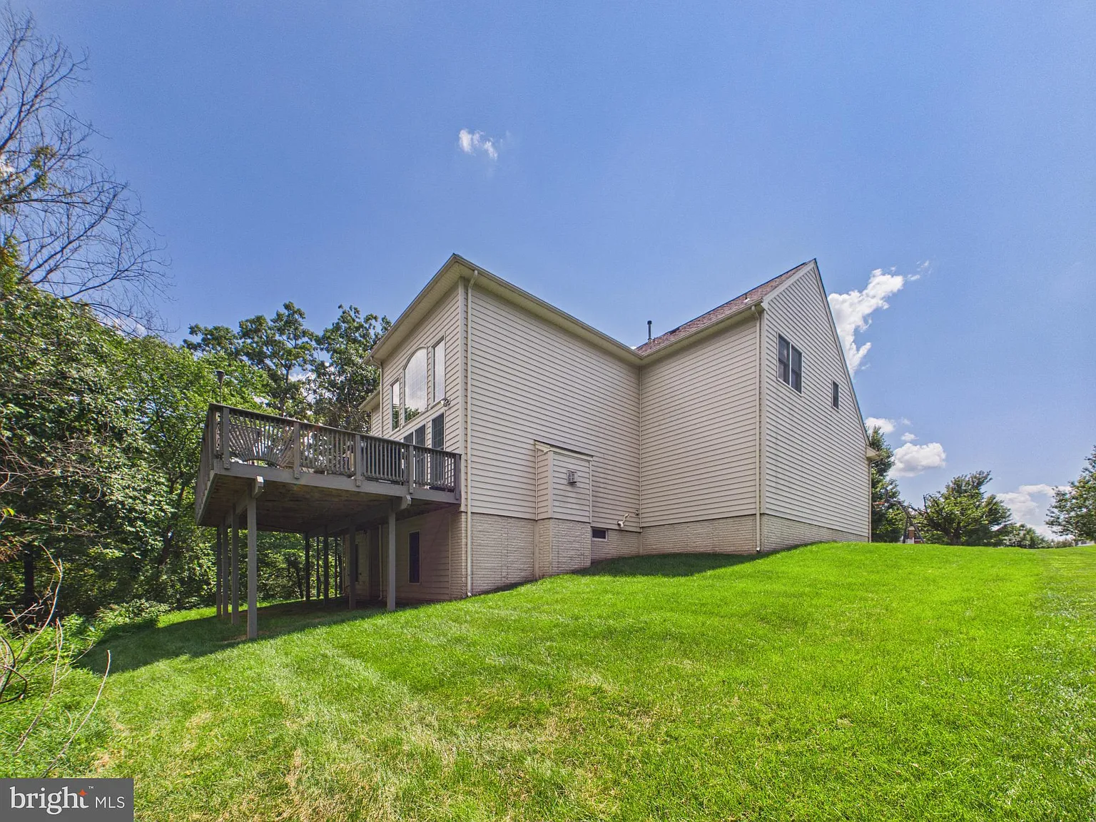 4 bed, 4.5 bath, 4820 sqft, $5,500 — Photo 4