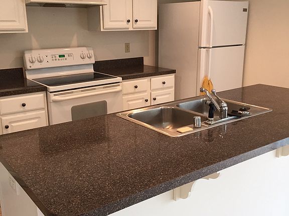 Kitchen and Breakfast Bar