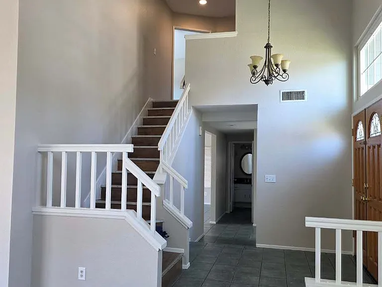 890 Viewpoint St — Photo 6