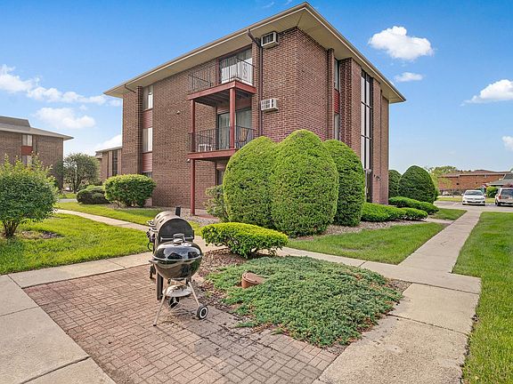 3rd image of 15808 Terrace Dr Unit Ro3