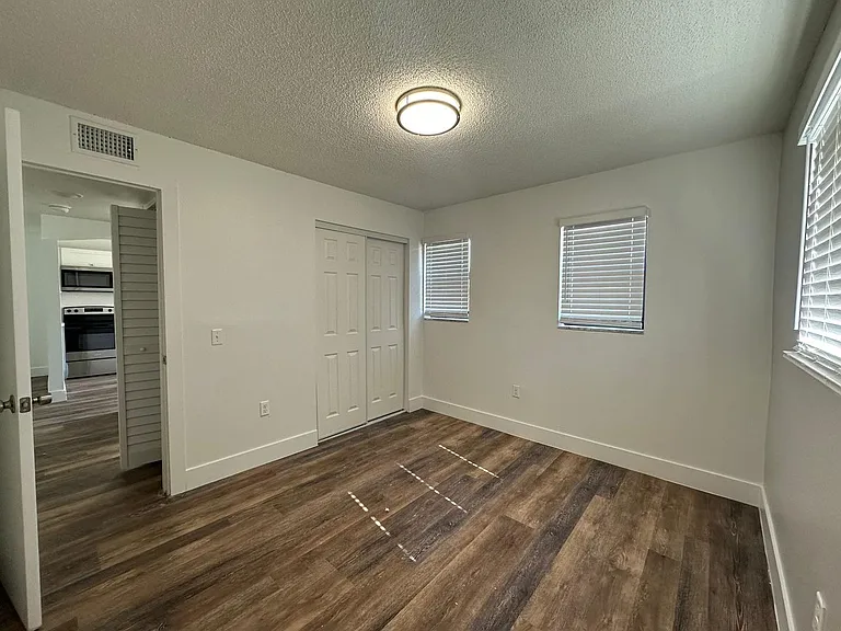 529 SW 4th St — Photo 24