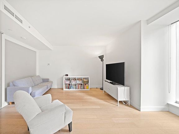 4th image of 1409 Pender St #201