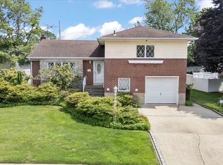 18 Sylvia Rd, Plainview, NY 11803